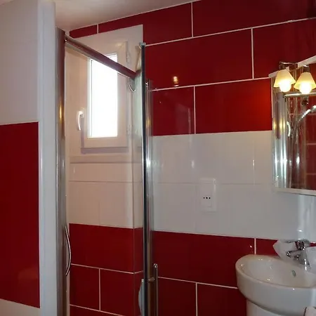 Ecusson Hotell 2*